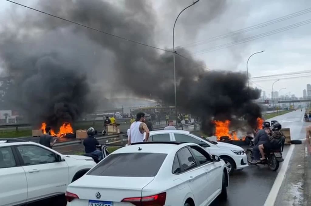 Manifestantes ateiam fogo em pneus e bloqueiam BR-101 em Balneário Camboriú