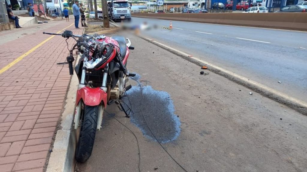 Motociclista de 23 anos morre em acidente a caminho do trabalho