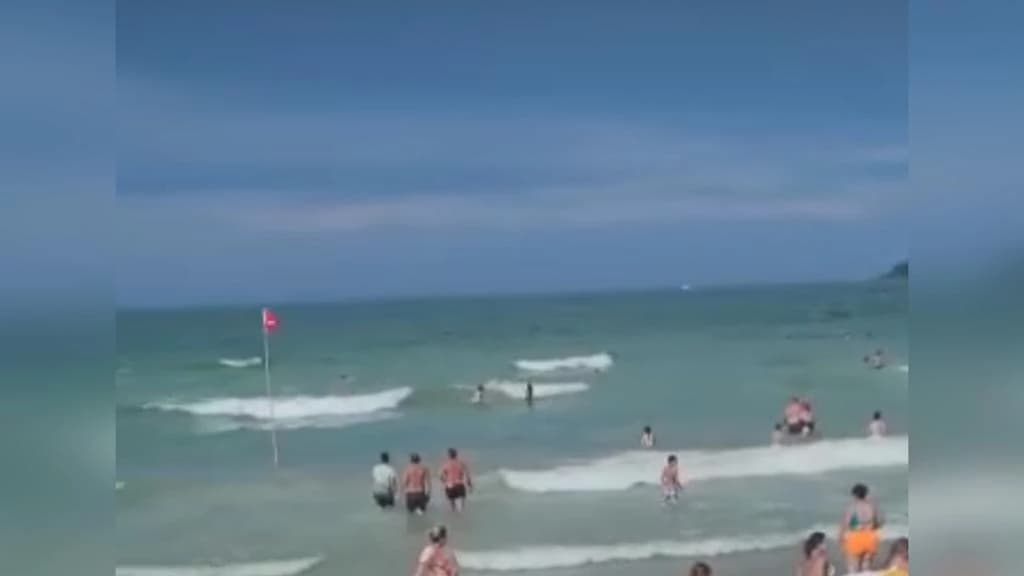 VÍDEO: Bombeiros salvam turista da Argentina de afogamento em Bombinhas
