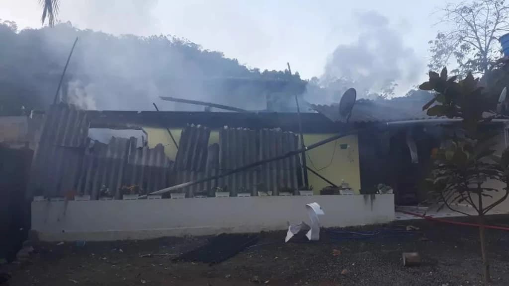 Mulher sai do banho e descobre que casa estava pegando fogo em SC