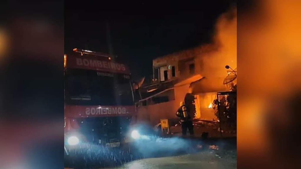 Incêndio destrói residência no Centro de Canelinha