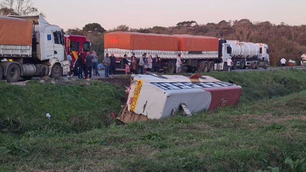 Ônibus escolar com 23 crianças tomba na BR-277, no PR, após acidente