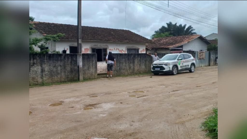 Idoso é encontrado morto no quintal de residência, em Canelinha