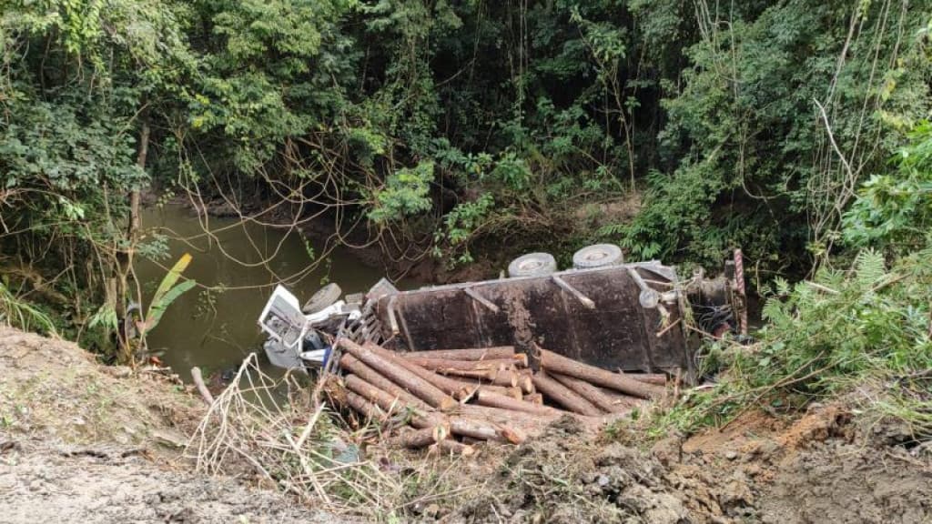 Trabalhador morre após capotamento de caminhão carregado com madeira em SC