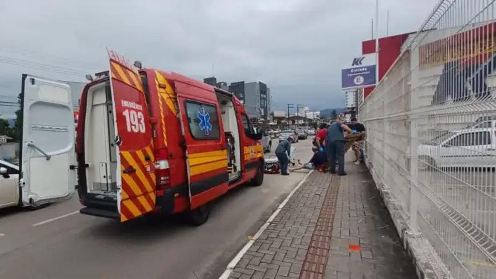 Colisão entre carro e moto deixa motociclista ferido em  São João Batista