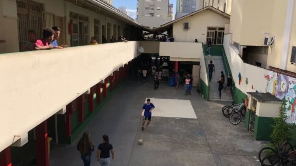Adolescente é flagrada traficando drogas em escola de Itapema