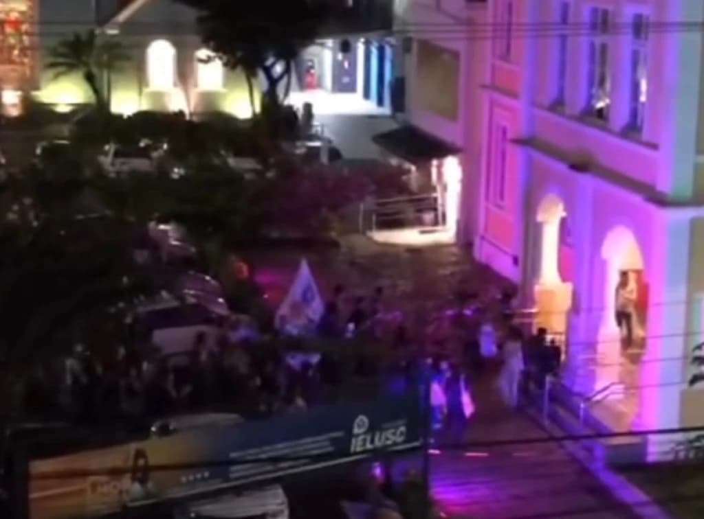 Manifestantes invadem escola de Joinville por afastamento de professora