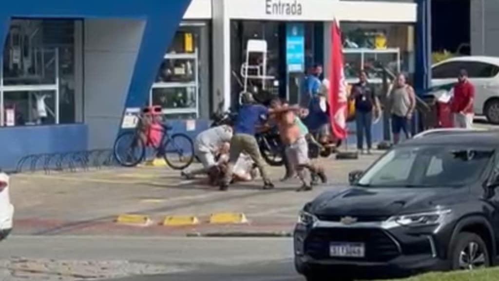 Briga generalizada teve “vários socos e chutes” entre populares em Itajaí