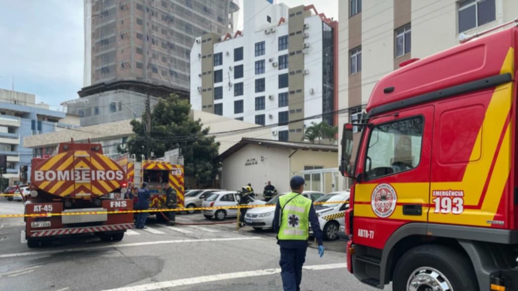 Duas pessoas são socorridas durante incêndio dentro de apartamento, em São José