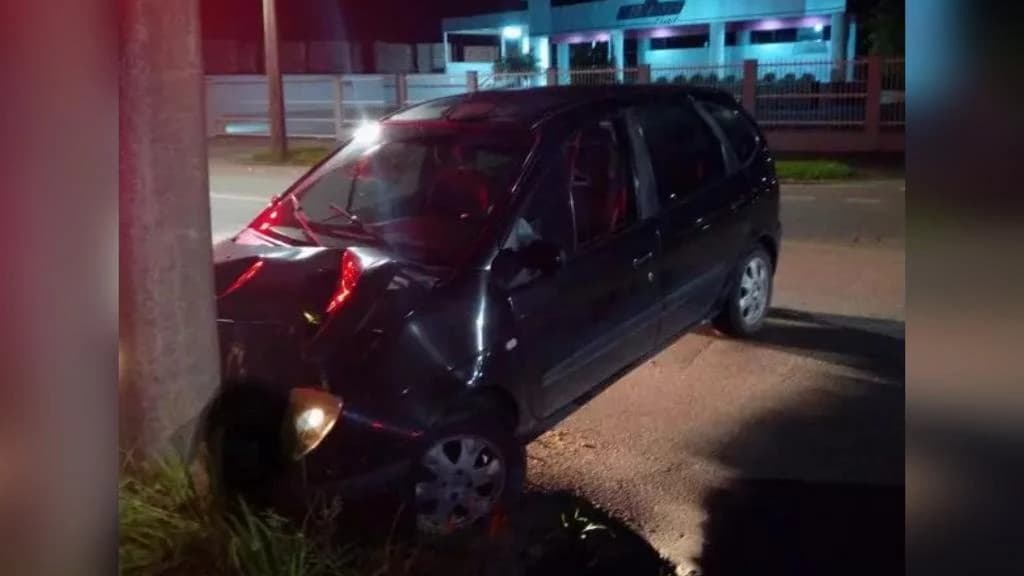 Mãe bêbada bate carro em poste e deixa crianças feridas