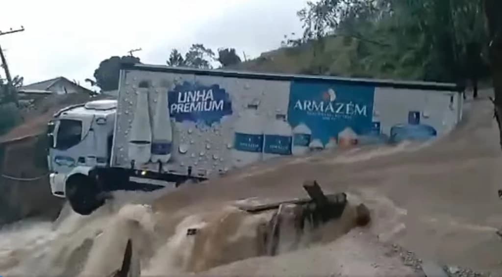 VÍDEO: Ponte desaba enquanto caminhão passava em SC