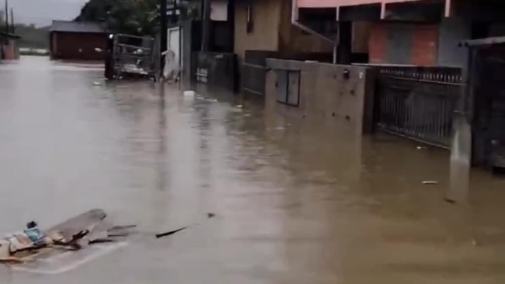 VÍDEO: Água da chuva invade casas e alaga ruas na Grande Florianópolis
