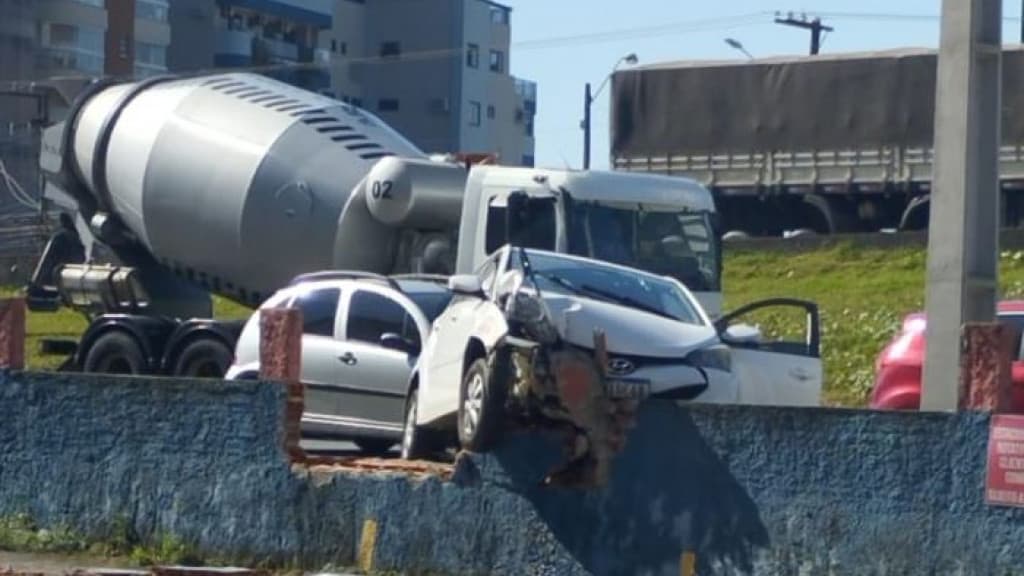 Motorista destrói frente de carro em mureta após desviar de motociclista, em Itapema