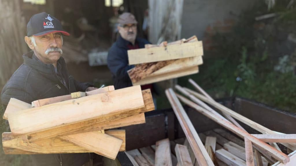 Amigos de Santa Catarina se unem para fabricar e enviar 300 rodos ao Rio Grande do Sul