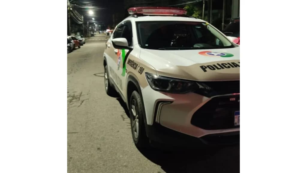 AGORA: PM é recebida a tiros em morro de Florianópolis