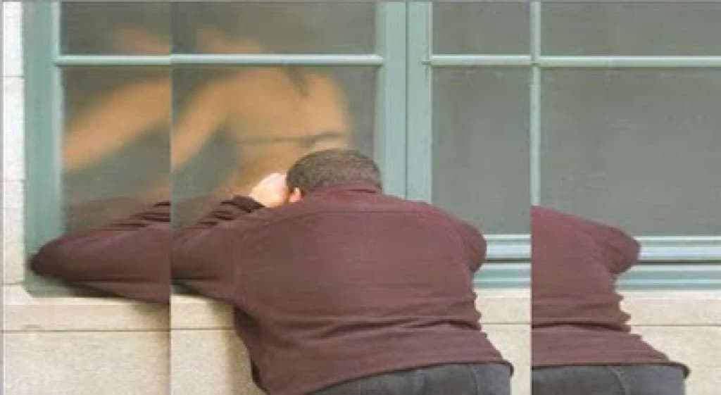 Homem é flagrado espiando vizinha tomar banho e acaba preso