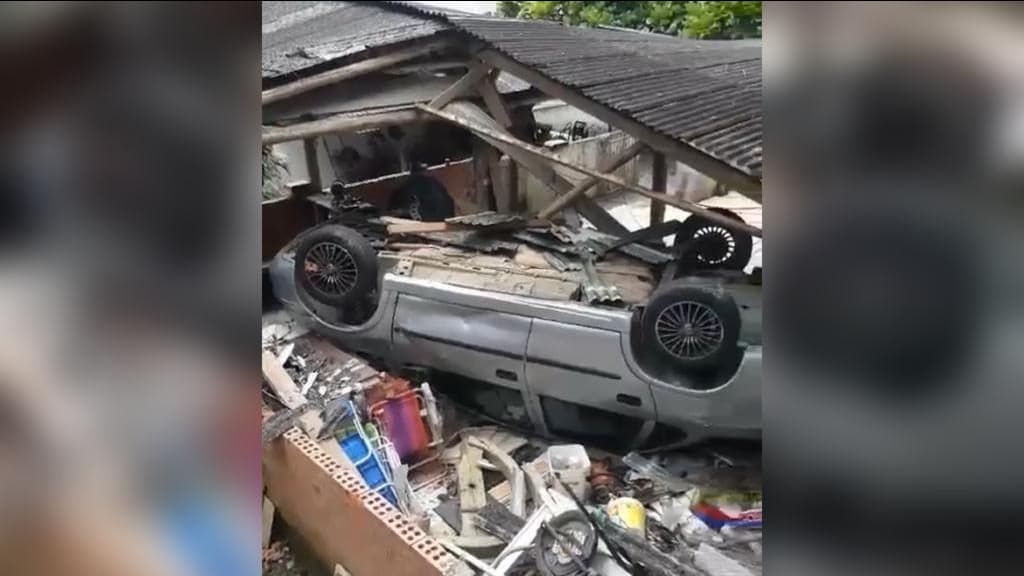 Carro desgovernado atinge e destrói área de festas de residência