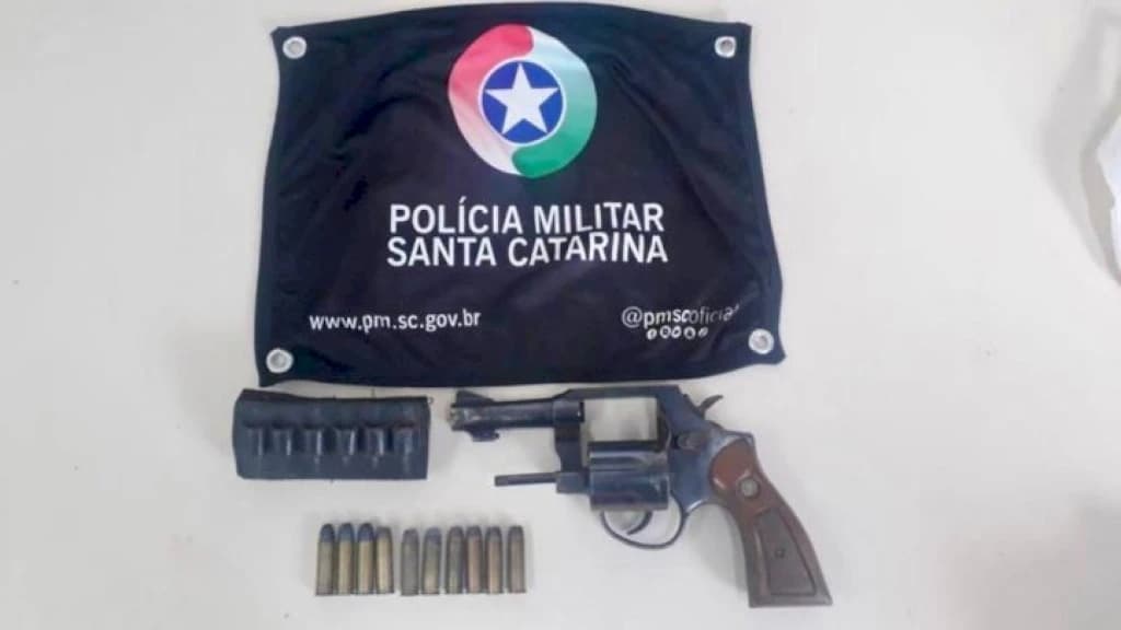 Homem é preso após agredir e arrastar esposa pelo pescoço