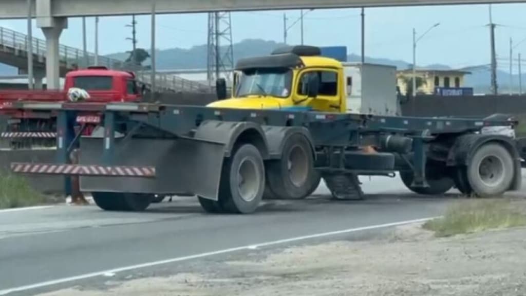 Carreta causa trânsito após “fazer o L” na marginal da BR-101, em Itajaí