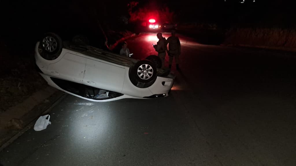 Mulher fica ferida após carro capotar no morro do Zimbros