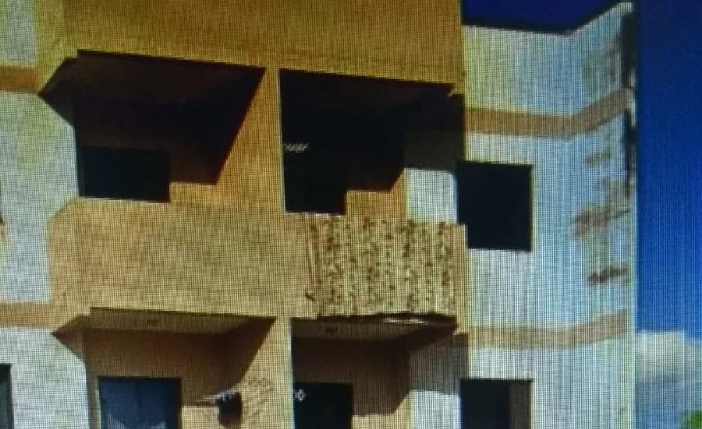 Criança tenta pegar objeto e cai do segundo andar de prédio em SC