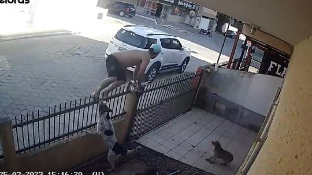 Durante surto homem pula muro e invade residência em Itapema