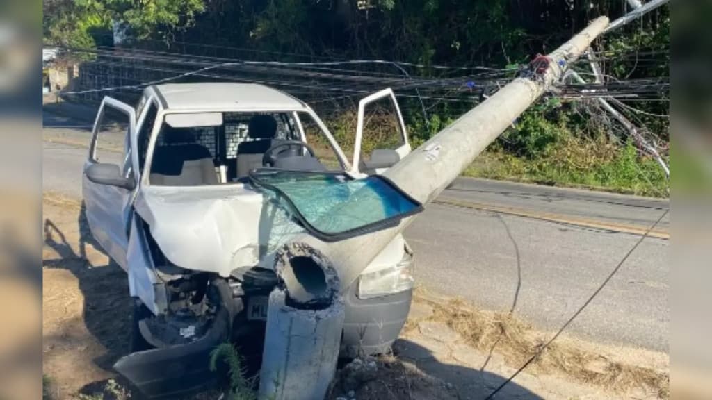 Grave colisão em poste deixa vítimas feridas e centenas sem luz em Florianópolis