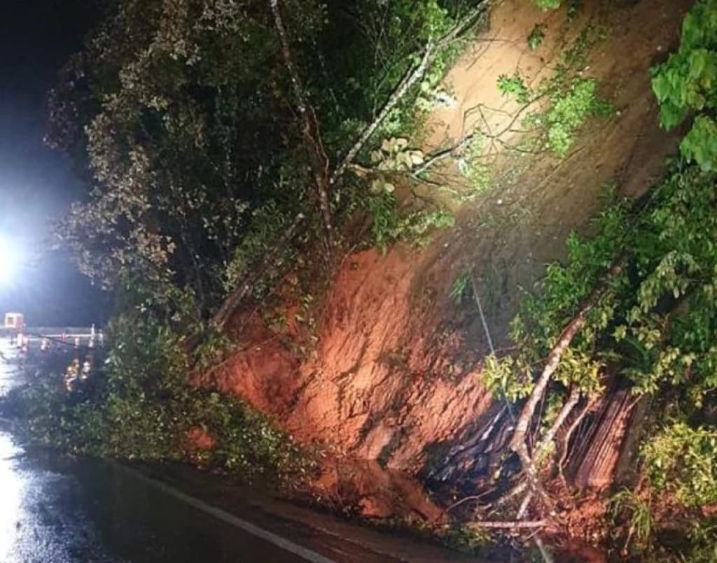 Dois meses após tragédia, novo deslizamento interdita a BR-376 entre SC e o Paraná