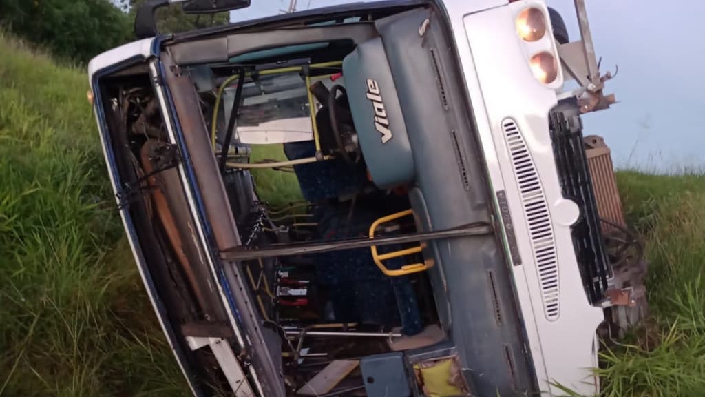 Ônibus com 15 pessoas capota na BR-101, em Tubarão