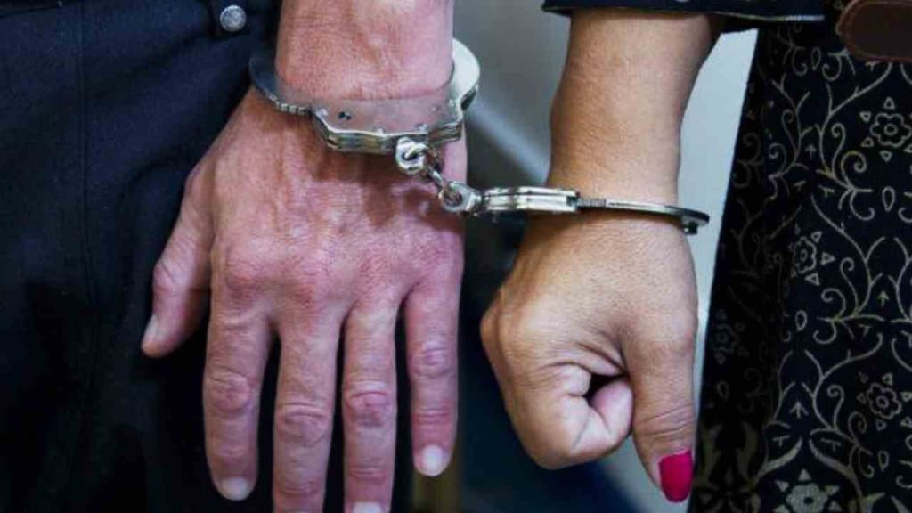 Mãe bêbada e padrasto são presos por fazer sexo na frente de criança