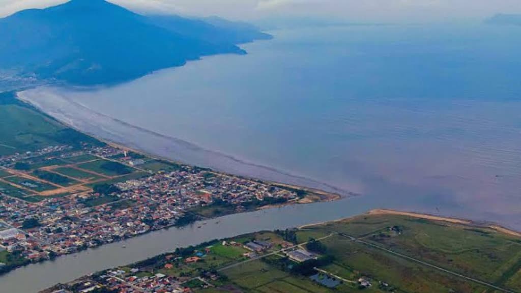 Pescadores naufragados são resgatados em Tijucas