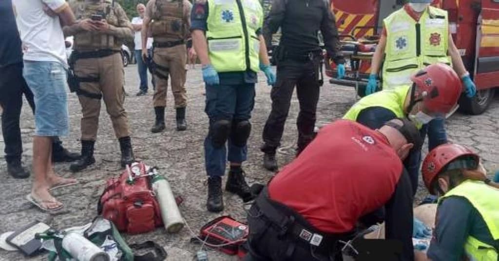 Homem vai ajudar motociclista tirar moto de canaleta e morre ao bater em poste