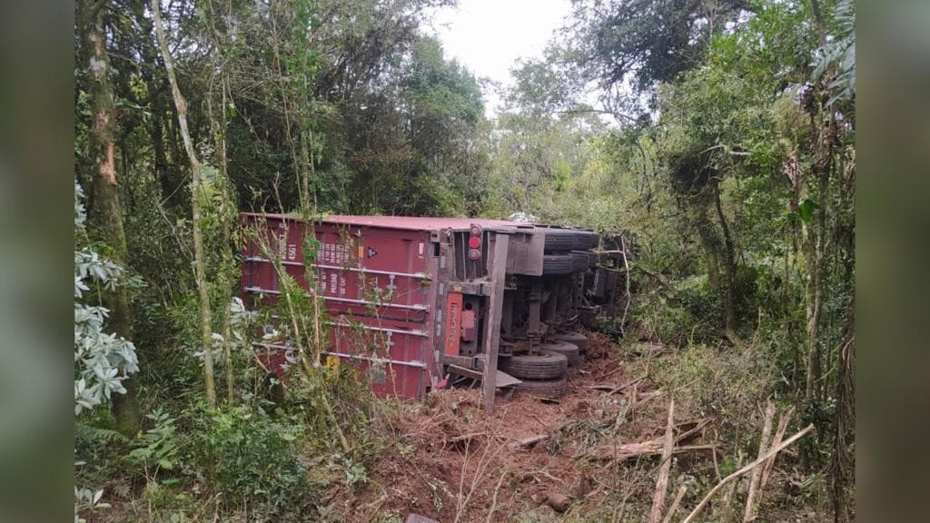 Trabalhador sofre mal súbito e tomba carreta em área de mata na BR-470