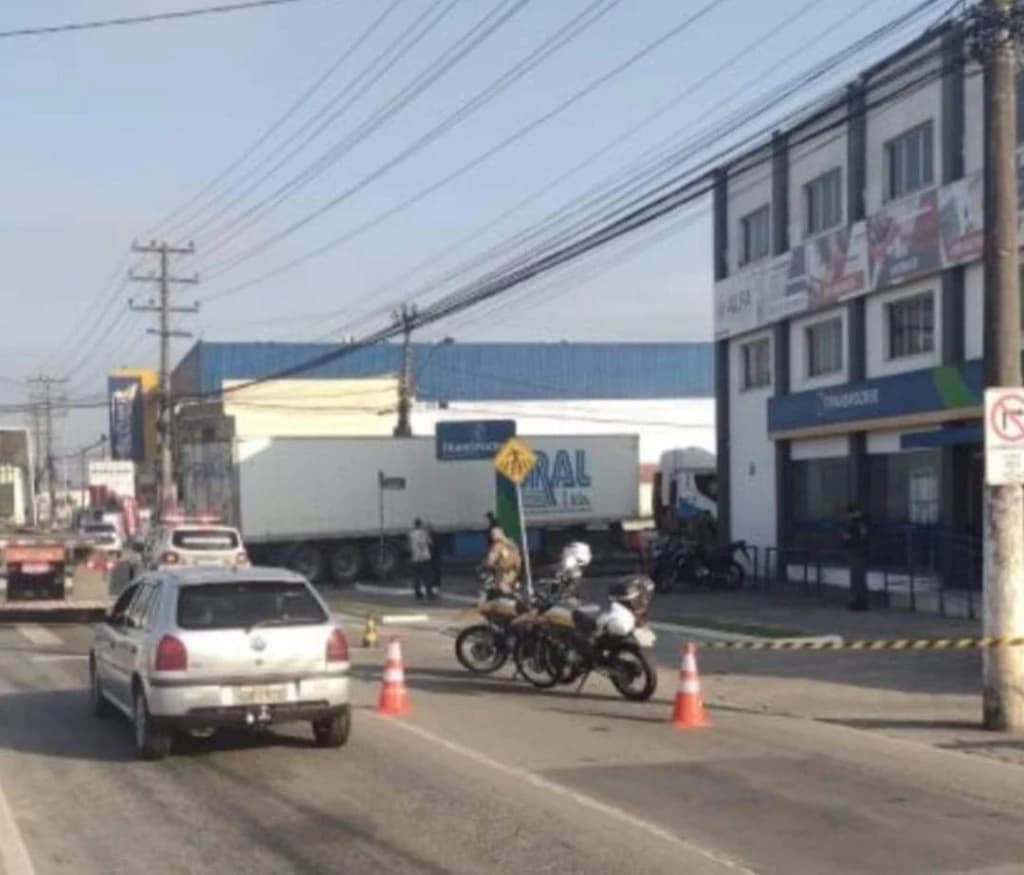 Ciclista morre atropelado por caminhão em Itajaí