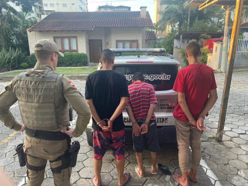 Trio é preso por tráfico de drogas em São João Batista