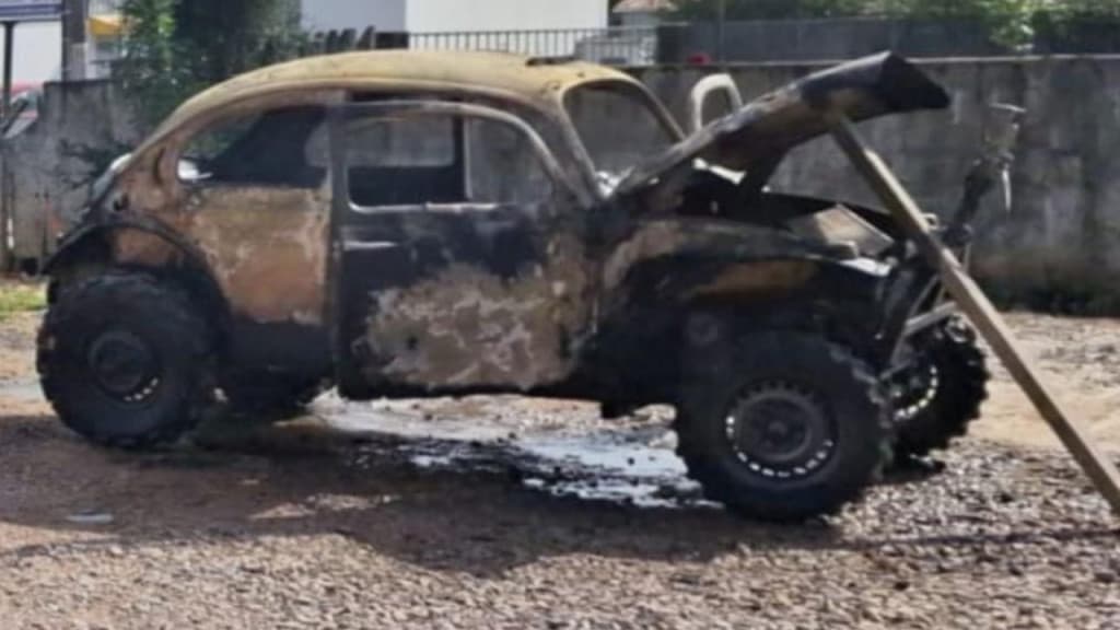 Homem sofre queimaduras de 1º grau após Fusca pegar fogo