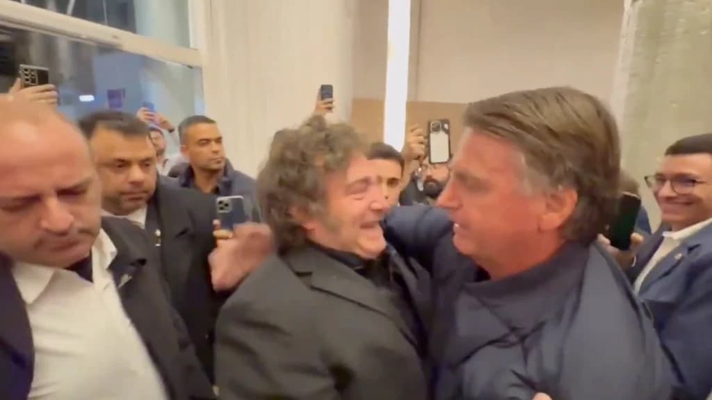 Javier Milei chega em Balneário Camboriú e é recebido por Bolsonaro para CPAC