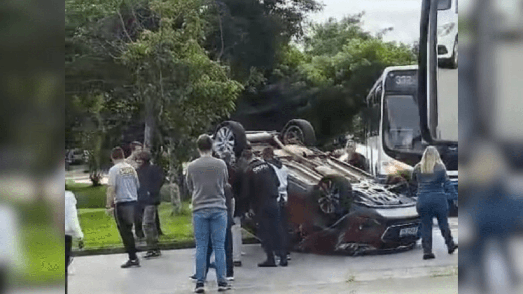 Carro capota após acidente em Florianópolis