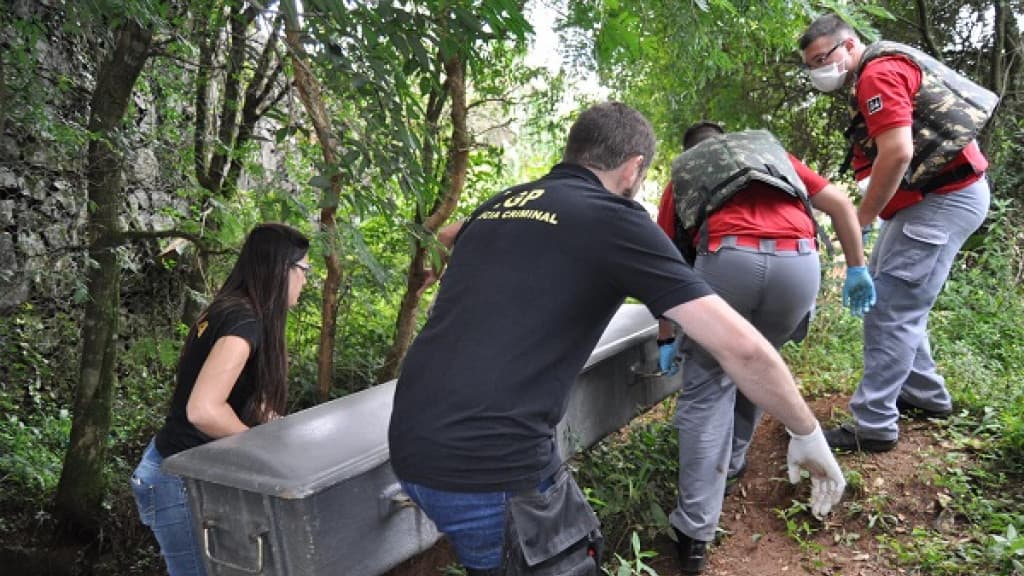 Homem morre após ser abandonado em penhasco