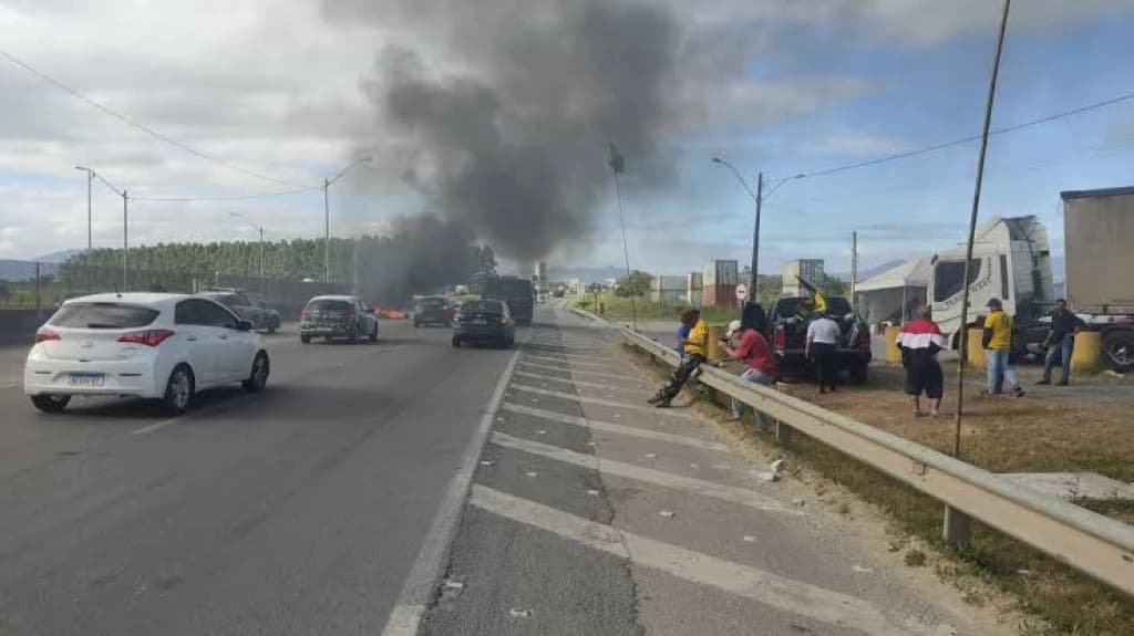 Manifestantes voltam a fechar a BR-101 em Porto Belo