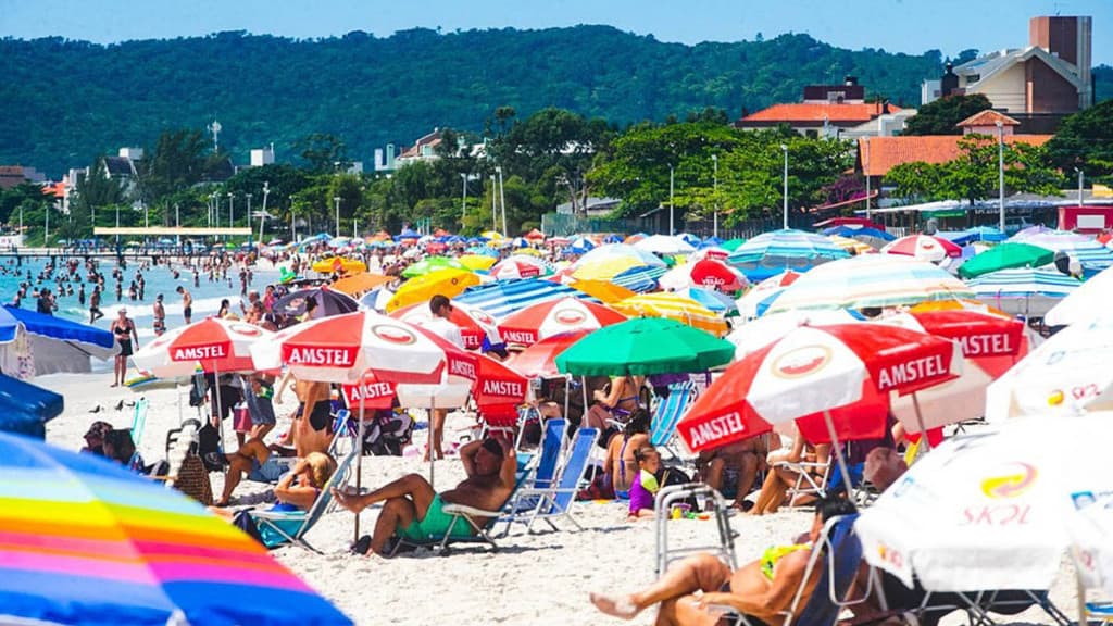 Véspera de Natal: Dia ensolarado com previsão de temporais isolados em SC