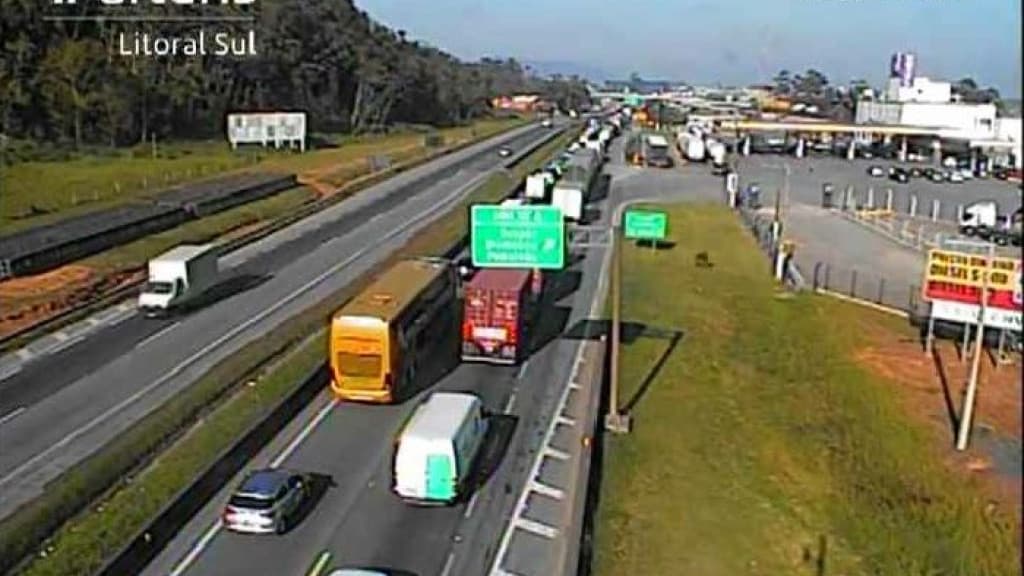Engavetamento entre 5 caminhões provoca congestionamento na BR-101, em SC