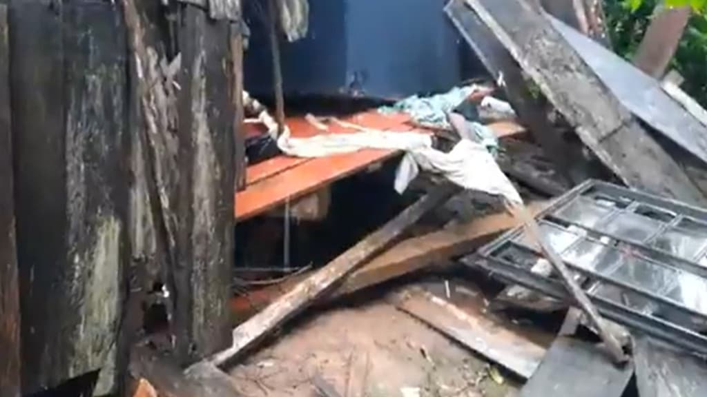 VÍDEO: Fortes chuvas fazem casa desabar com mulher dentro
