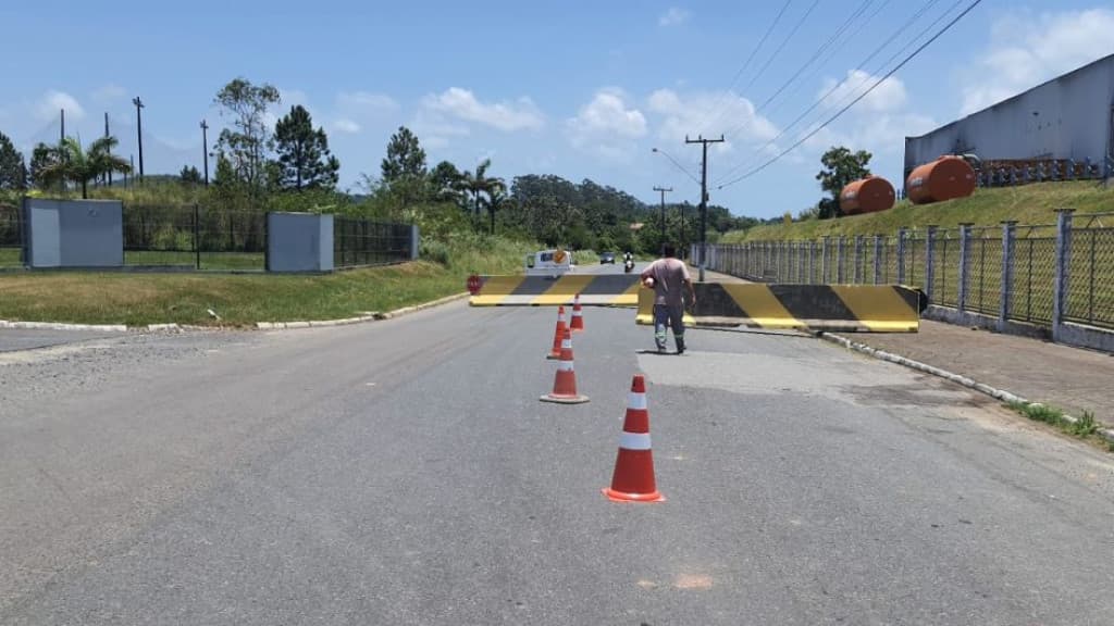 Balneário Piçarras fecha rotas de caminhões para desafogar BR-101