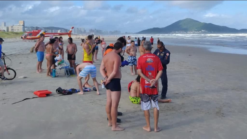Lancha afunda com gestante a bordo em Navegantes