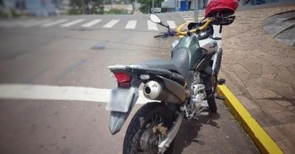 Jovem é detido após empinar moto na frente da PM