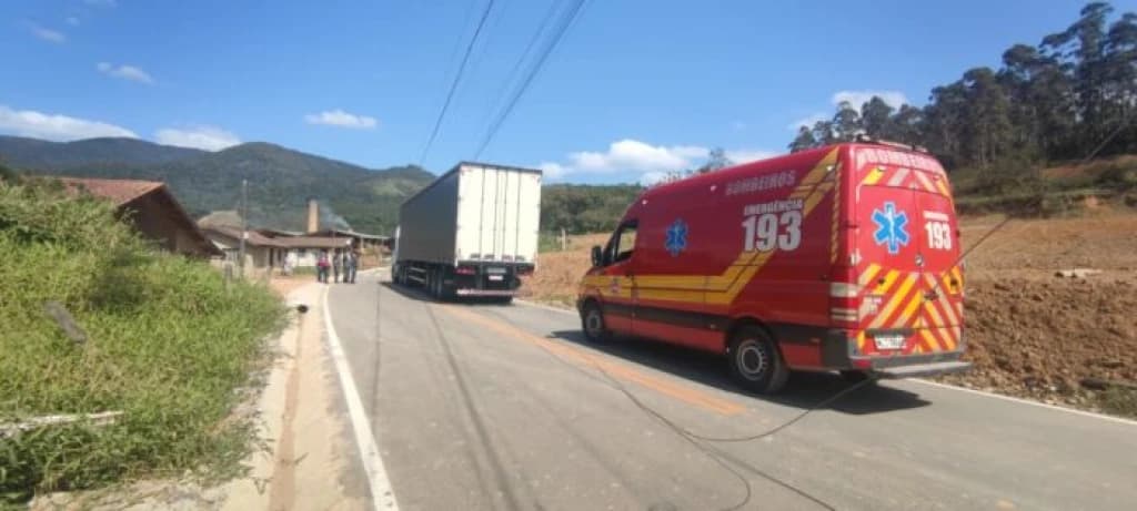 Motorista fica preso em cabine após caminhão enroscar em fios de energia em Canelinha