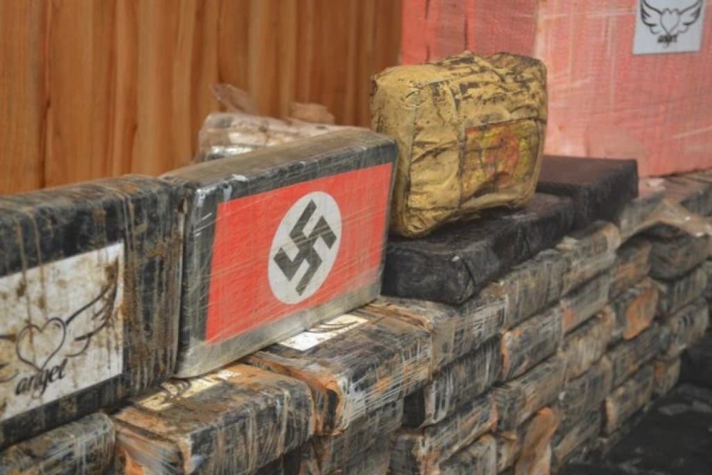 Polícia Federal apreende 1 tonelada de cocaína com símbolo nazista