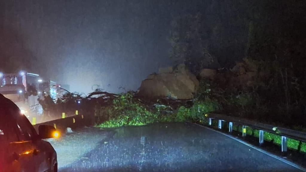 URGENTE: Deslizamento interdita totalmente a BR-101 no Morro dos Cavalos