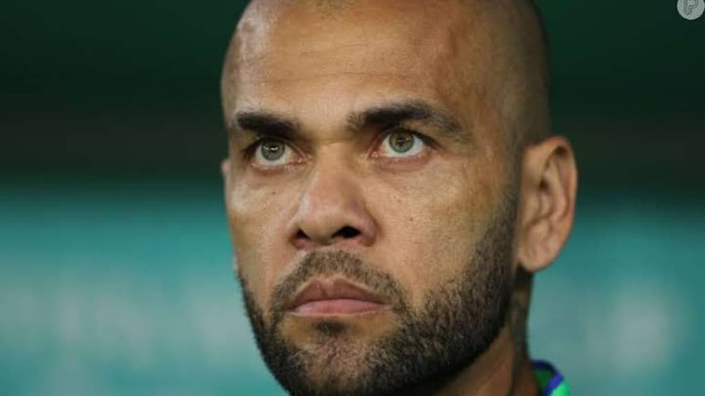 Daniel Alves paga fiança milionária e pode ser solto a qualquer momento